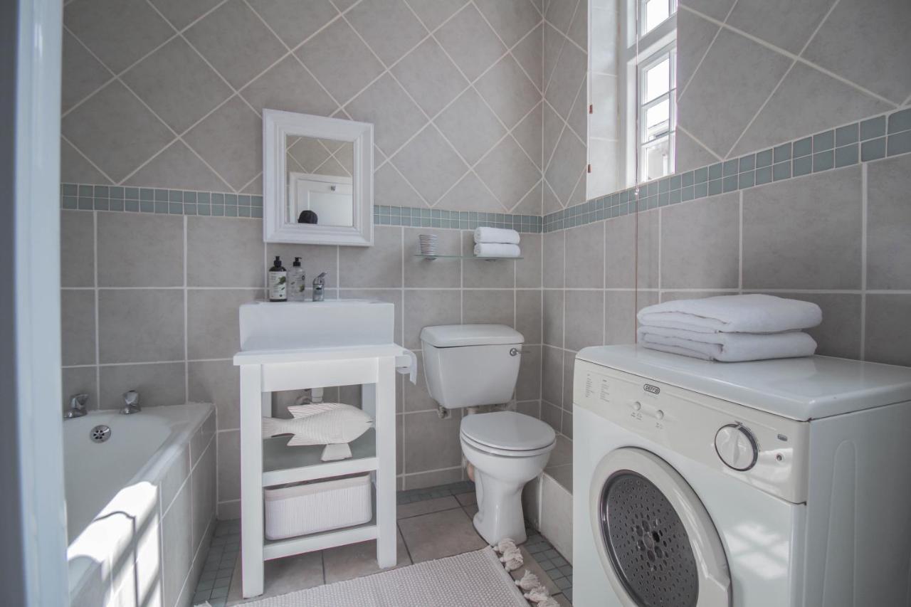 Victoria Court Two Bedroom Oasis In Trendy Long St ケープタウン エクステリア 写真